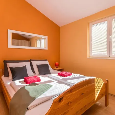 8 Bedroom Gorgeous In Apartment